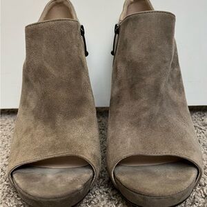 Via Spiga Taupe Brown Suede Leather Peeptoe Platform High Heeled Bootie Size 9.5
